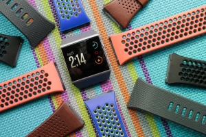 Выпущены умные часы Fitbit Ionic  - изображение